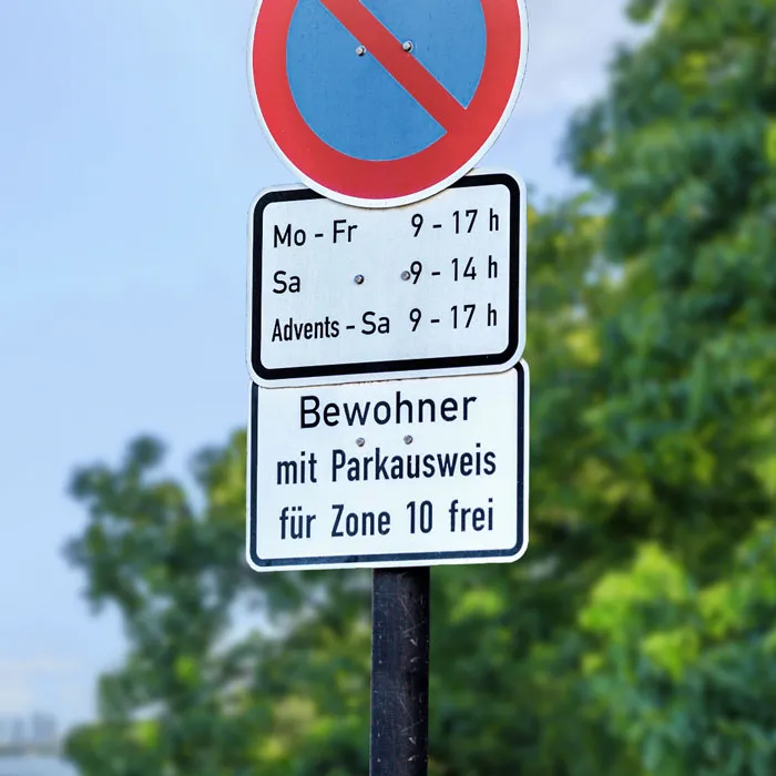 Das Foto zeigt einen Schilderbaum mit Hinweisen zum Parken. Bewohner benötigen hier einen Anwohnerparkausweis.