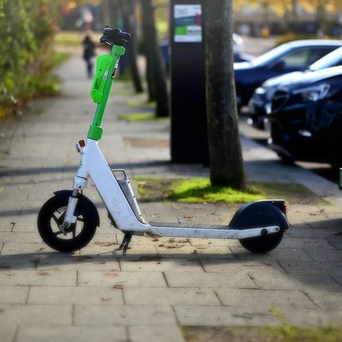 Ein typisches Bild, wie E-Scooter oftmals quer auf Gehwegen geparkt werden.