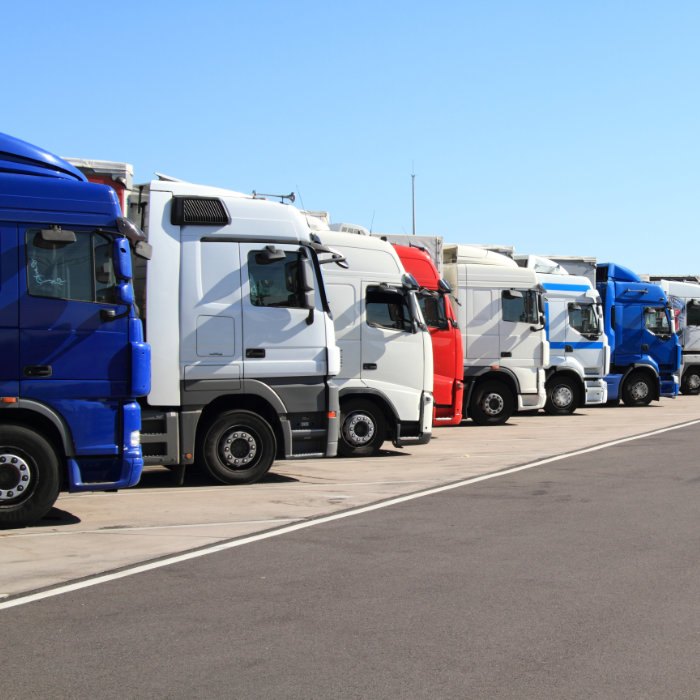 Viele LKWs parken auf einer Raststätte. Die LKW-Fahrer streiken.