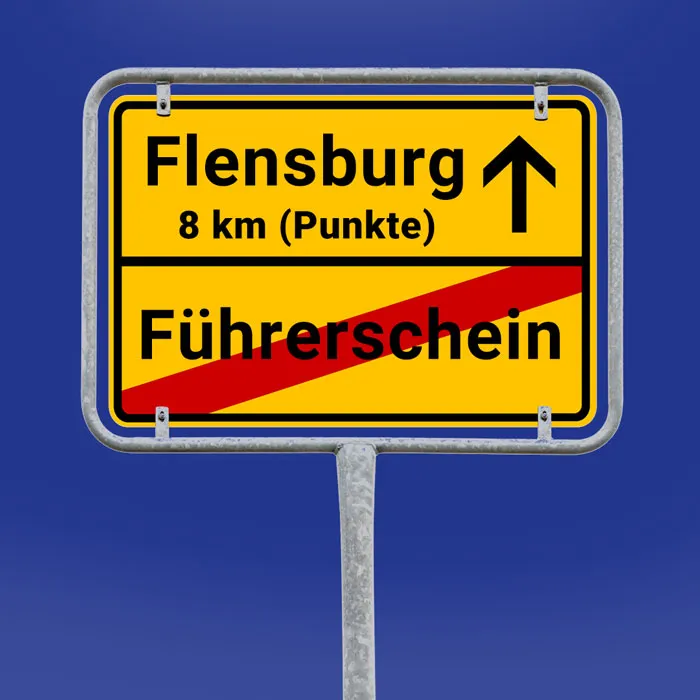 Ein typisches gelbes Orsteingangsschild, auf dem im oberen Teil "Flensburg 8 km bzw. Punkte" steht. Im unteren Teil ist das Wort Führerschein durchgestrichen.