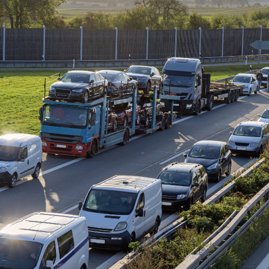 Viele Autos stehen auf der Autobahn im Stau und bilden eine Rettungsgasse.