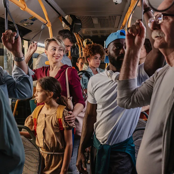 Viele Menschen stehen in überfülltem Bus