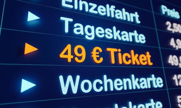 Eine digitale Preistafel zeigt die Preise für Einzelfahrt. Tageskarte, 49€ Ticket und Wochenkarte an. Die Schrift für das 49€ Ticket ist Orange hervorgehoben.